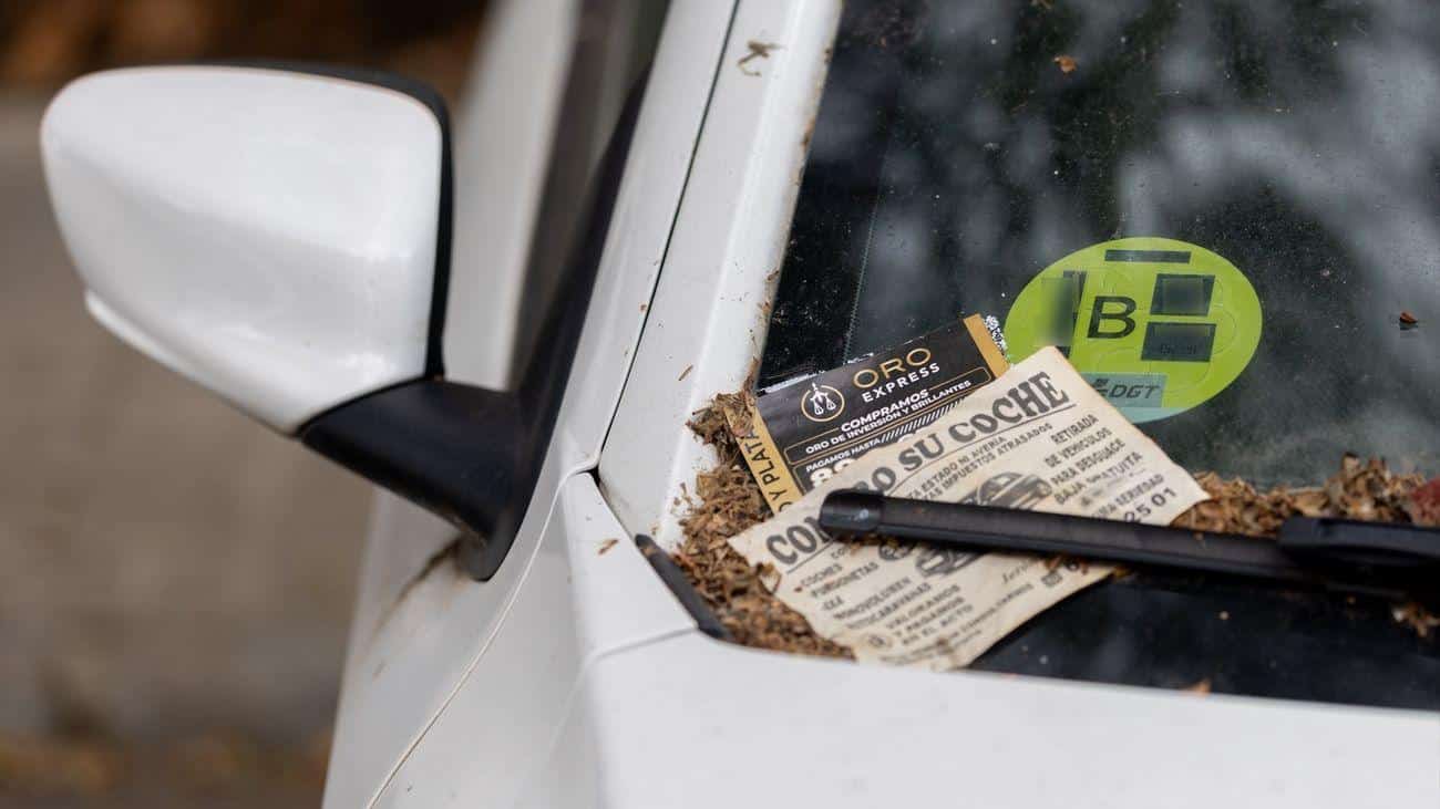 Calles de Madrid con tráfico y cielo despejado