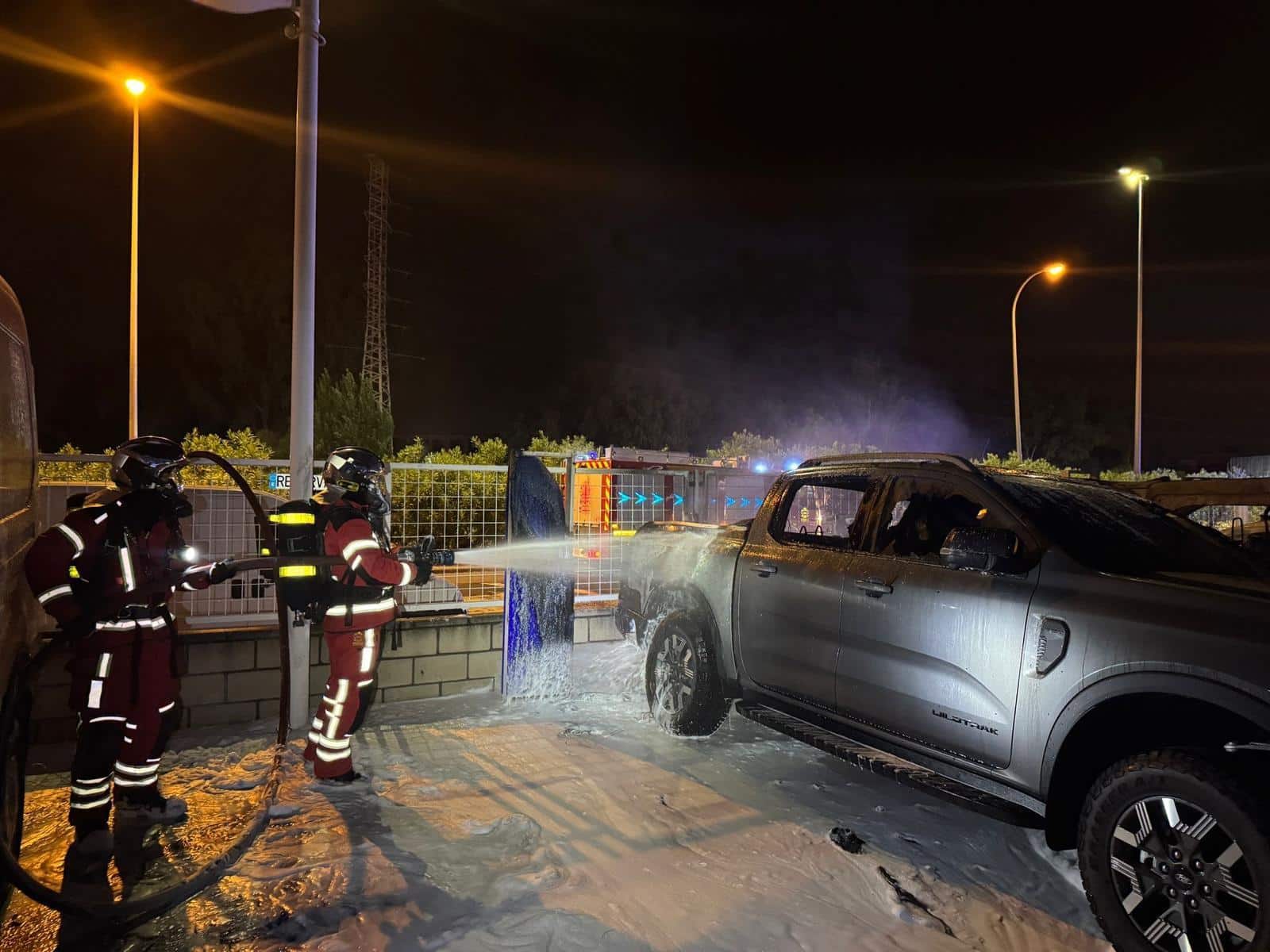 Intervención de bomberos en incendio de coches híbridos