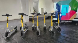 Inicia San Pedro programa de micromovilidad con scooters