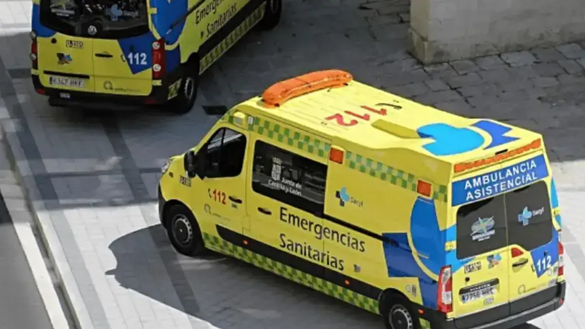 Intervención sanitaria en accidente Vehículos de emergencia en carretera leonesa
