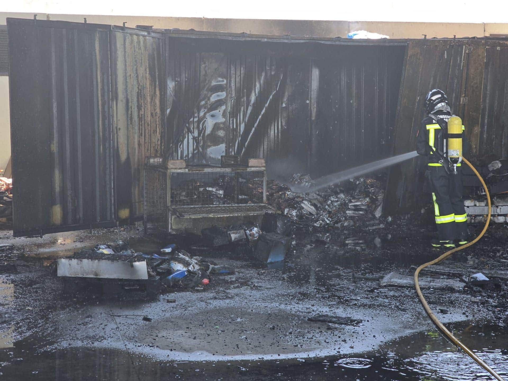 Fuego en centro de reciclaje
