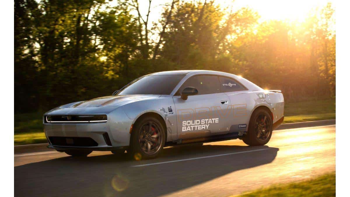 Coche eléctrico en proceso de carga rápida