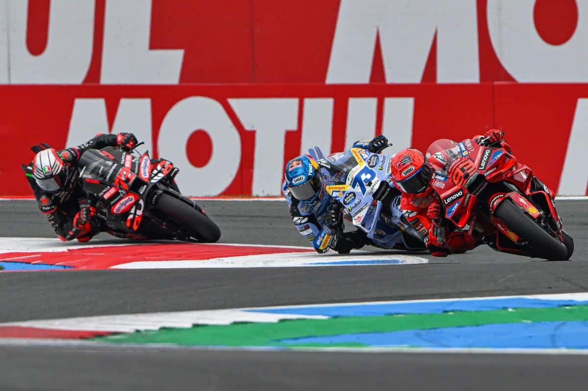 Pilotos de MotoGP compitiendo en Assen