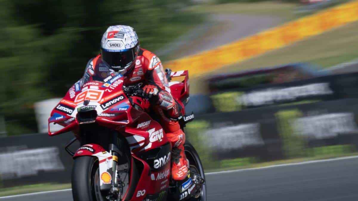 Detalle del circuito de Brno con motos en pista