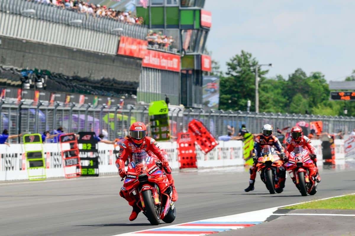 Pilotos de MotoGP compitiendo en el circuito de Brno