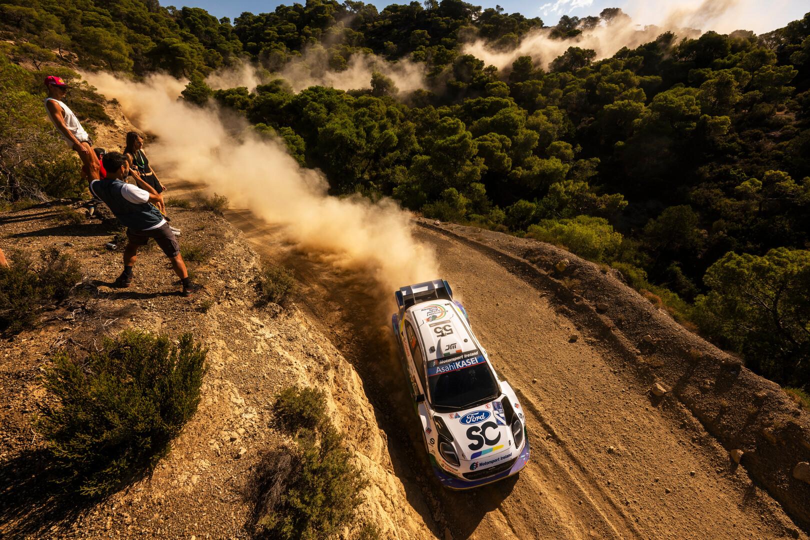 Coche de rally saltando en Grecia