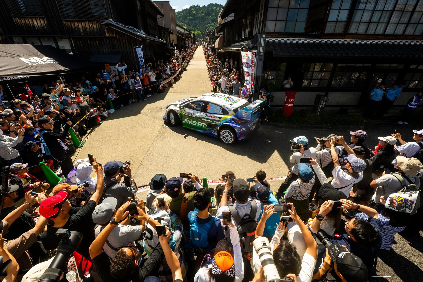 Coche Rally1 en curva cerrada