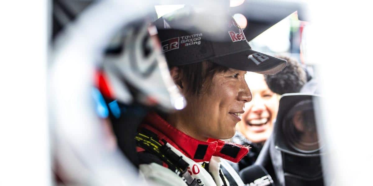 Coche de rally en tramo de asfalto japonés