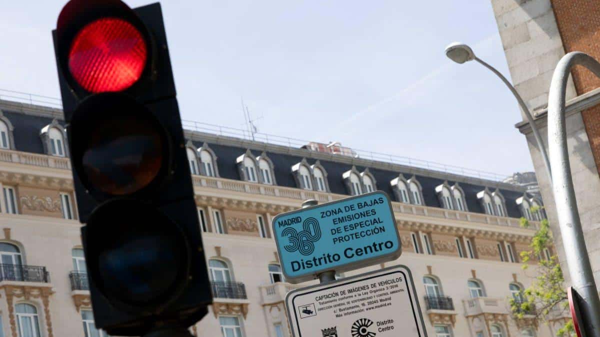 Distintivo ambiental de la DGT en el parabrisas de un vehículo