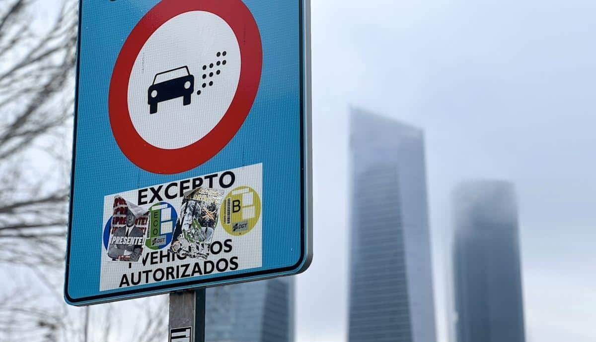 Coche circulando por una zona restringida de bajas emisiones