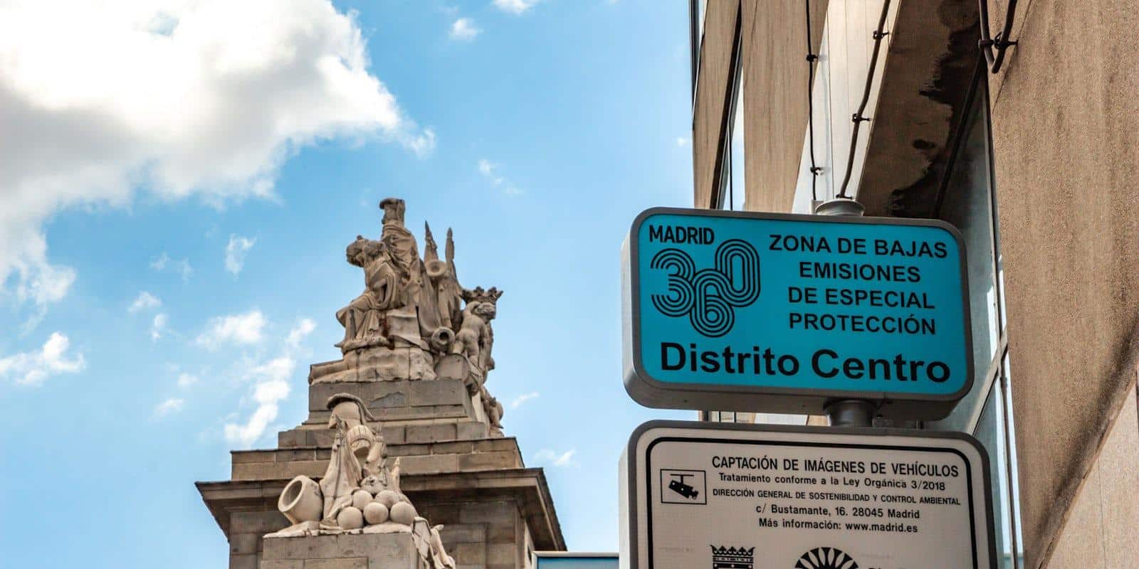 Señalización vertical de zona de bajas emisiones en ciudad