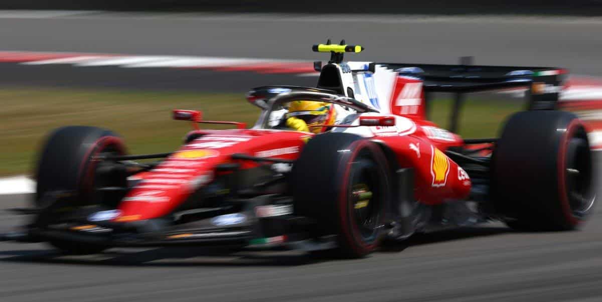 Lewis Hamilton pilotando el Ferrari en Silverstone