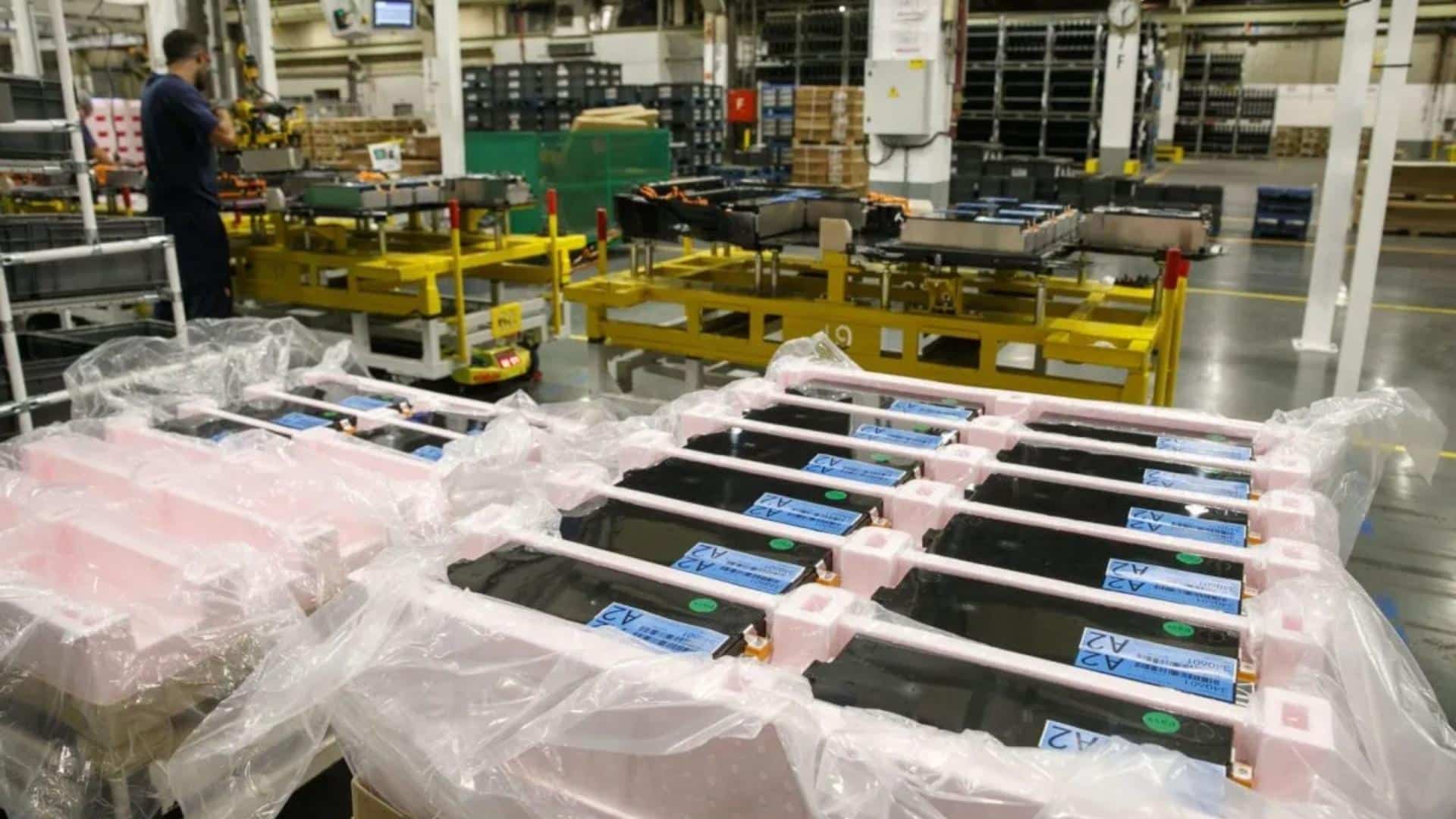 Trabajadores en gigafactoría de baterías