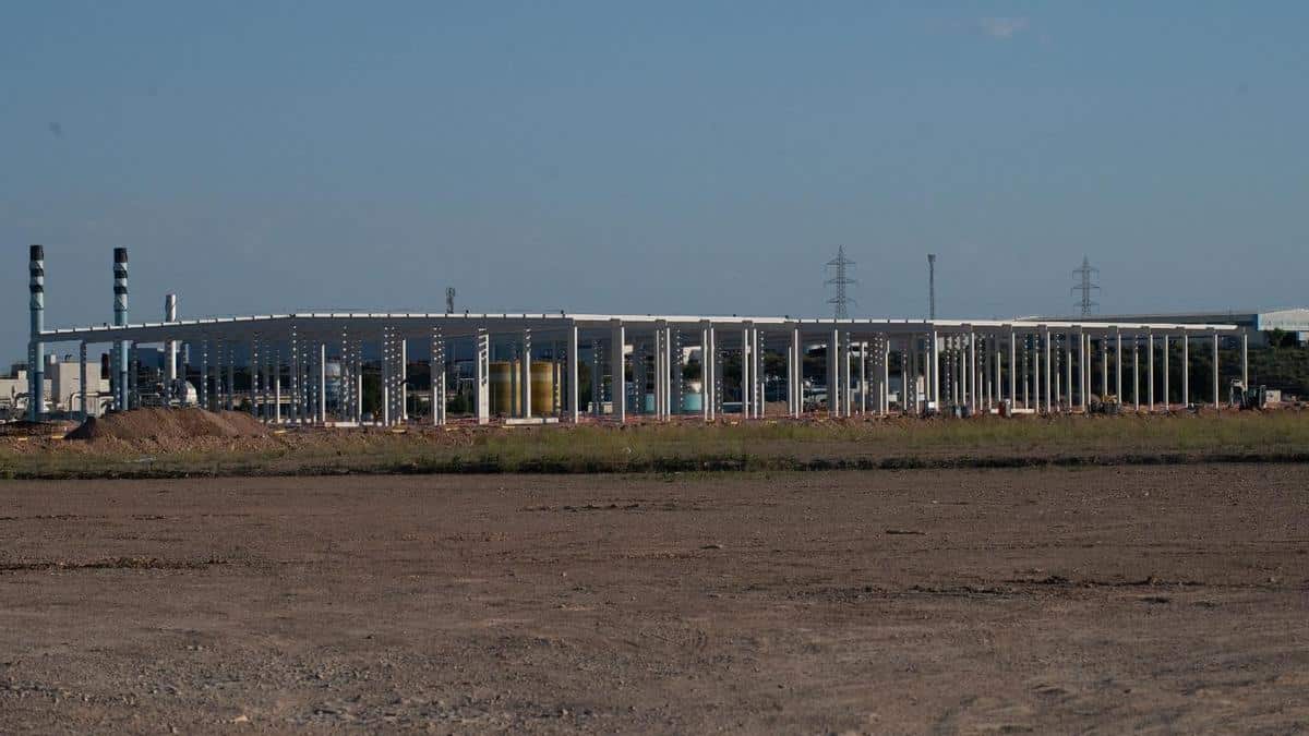 Interior de la gigafactoría de baterías de Stellantis y CATL