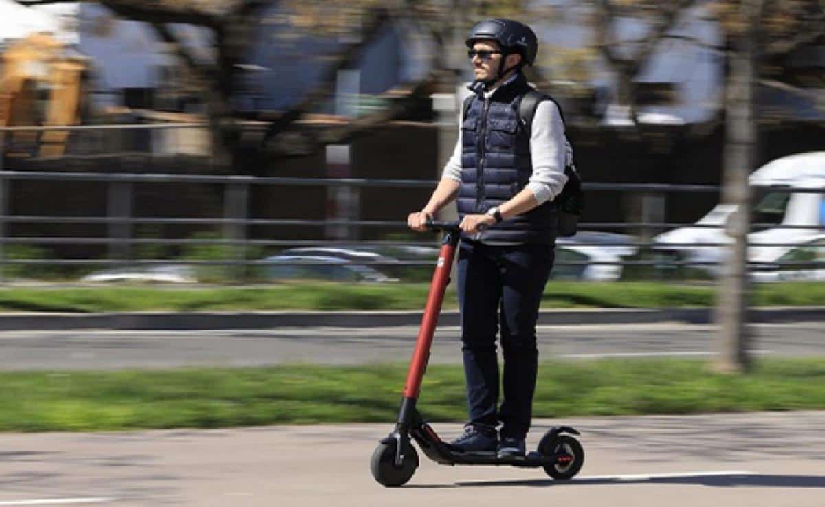 Monopatín eléctrico con casco y luces