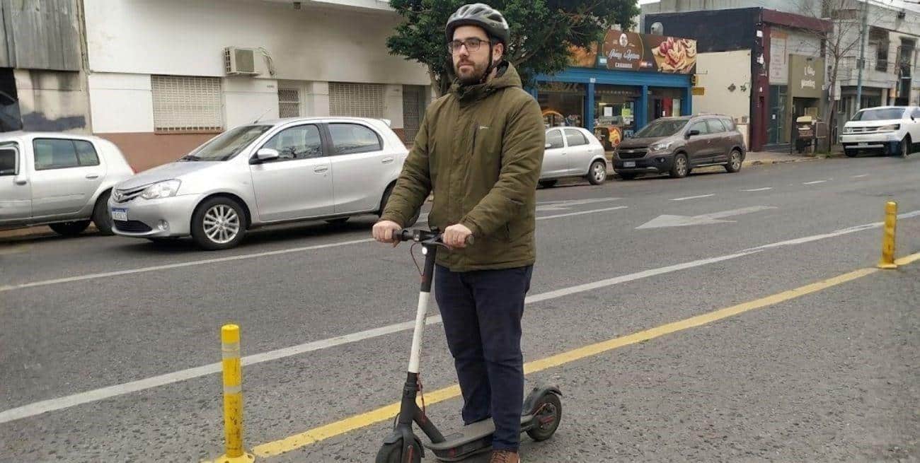Monopatín eléctrico estacionado en la calle