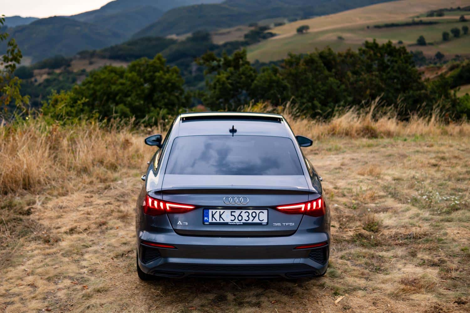 Vista trasera de un Audi A3 Sedan plateada que muestra el diseño del difusor y la zaga dinámica y ancha.
