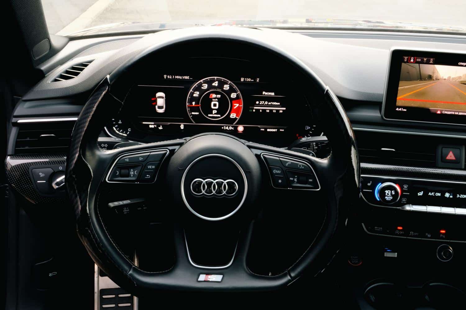 Detalle del interior digital de Audi, mostrando la pantalla táctil MMI y la calidad de los materiales del habitáculo.