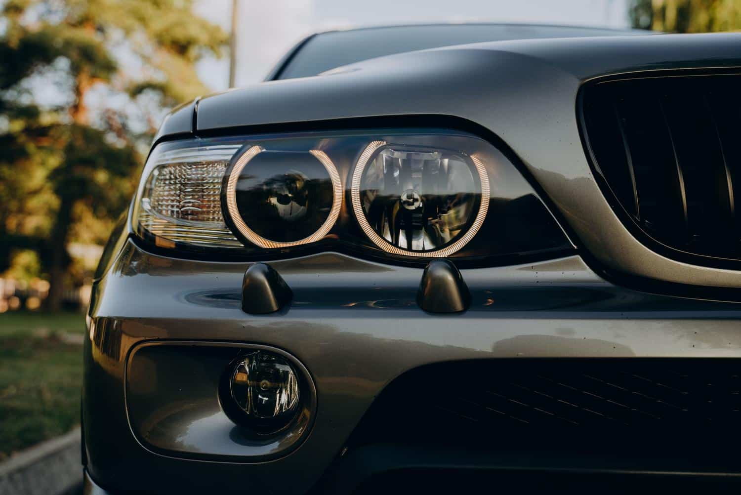 Primer plano detallado del faro LED de un BMW X5, ilustrando la tecnología de iluminación avanzada y la seguridad.