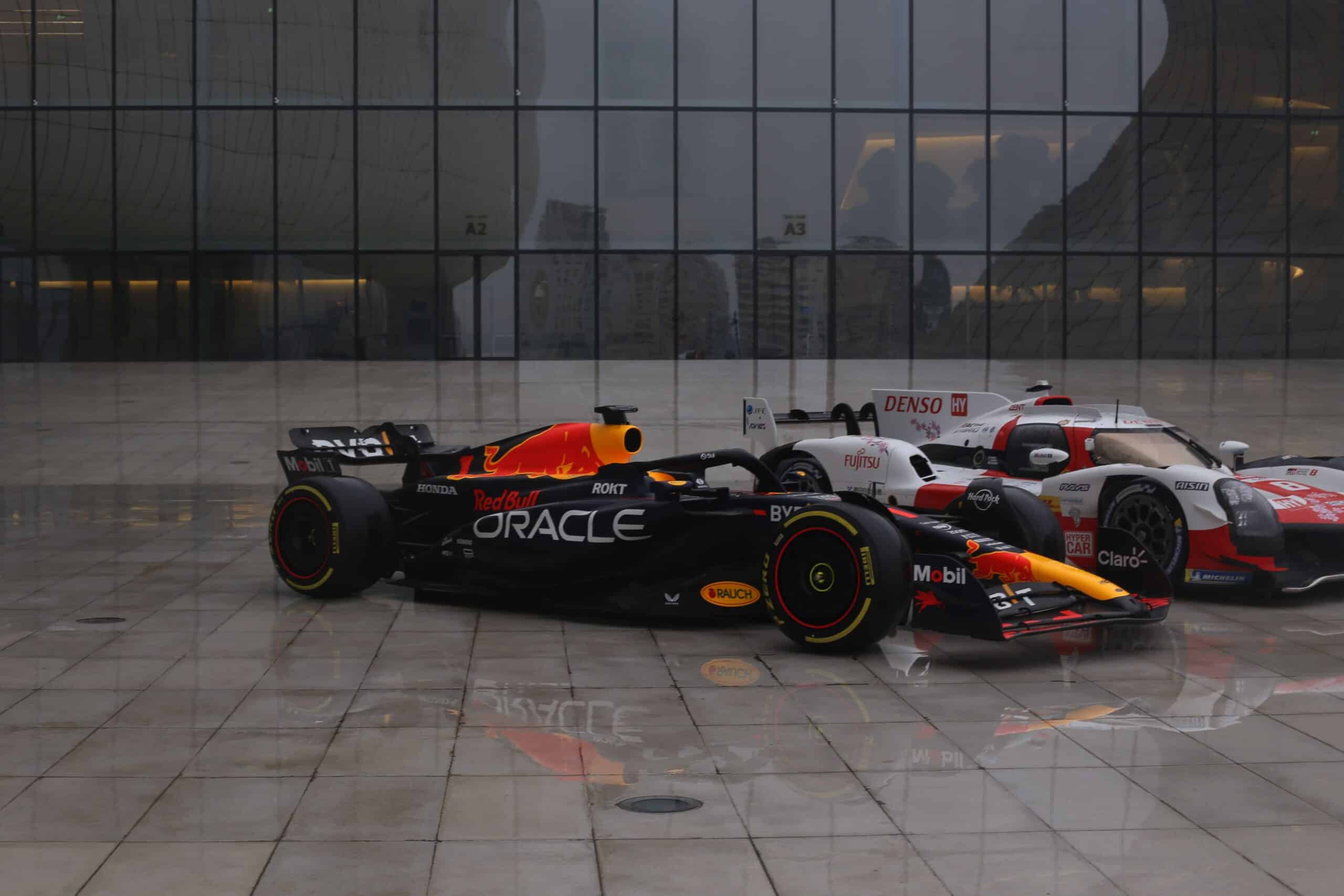 Coche de Fórmula 1 de Red Bull y un Hypercar de Toyota juntos, ilustrando la conexión entre la F1 y el Mundial de Resistencia (WEC).