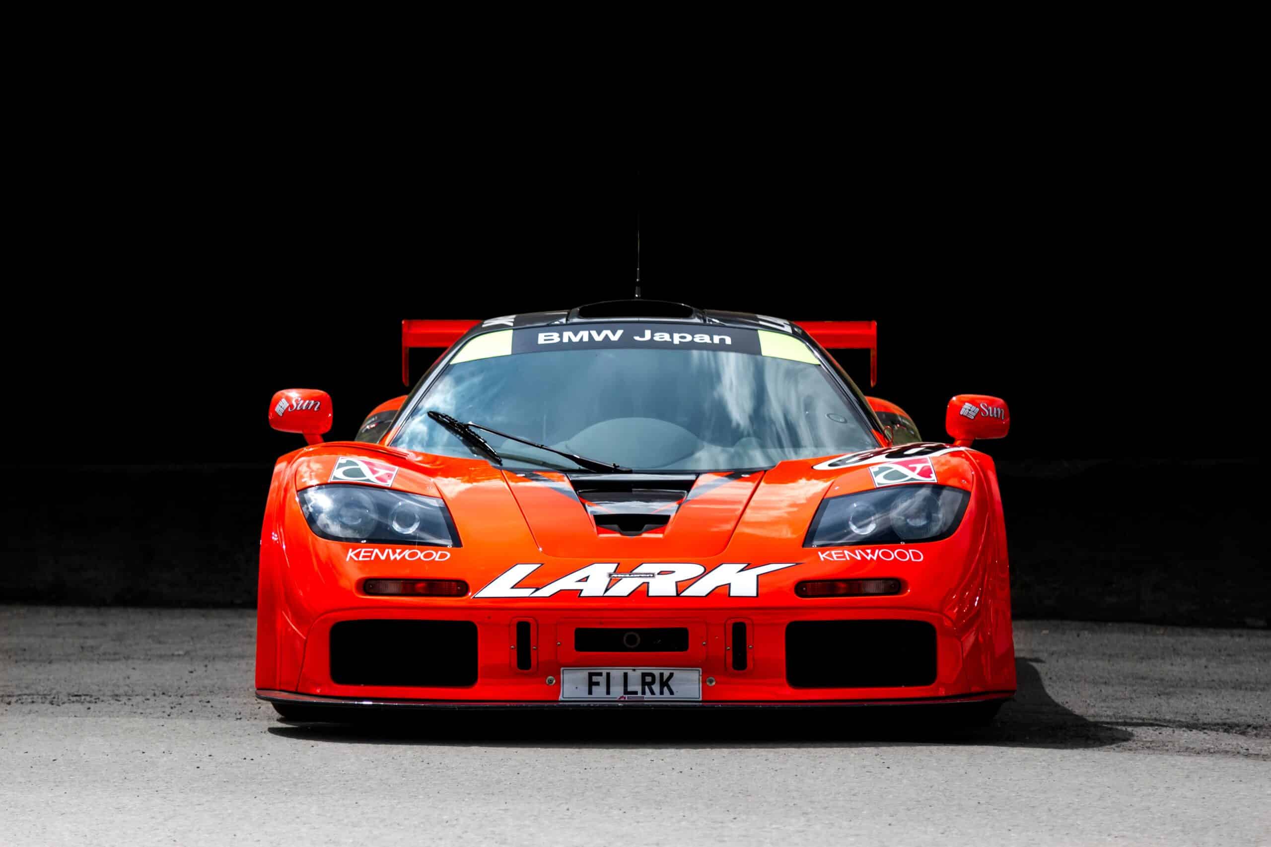 Vista frontal de un McLaren F1 GTR, representando la exclusividad y el prestigio de los coches de alta gama.