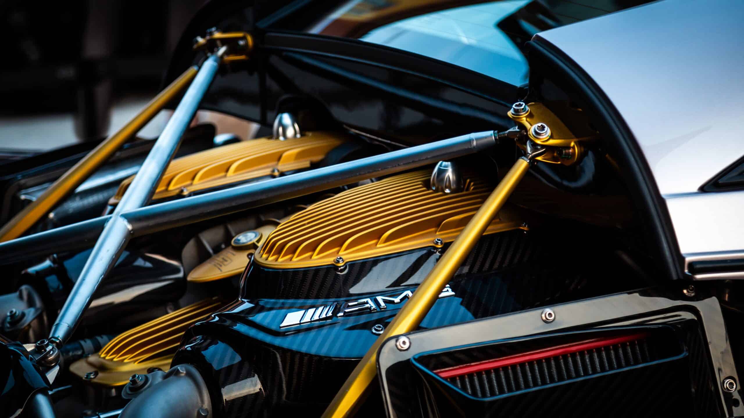 Detalle técnico del motor de un hypercar de lujo, resaltando la ingeniería y el uso de fibra de carbono.