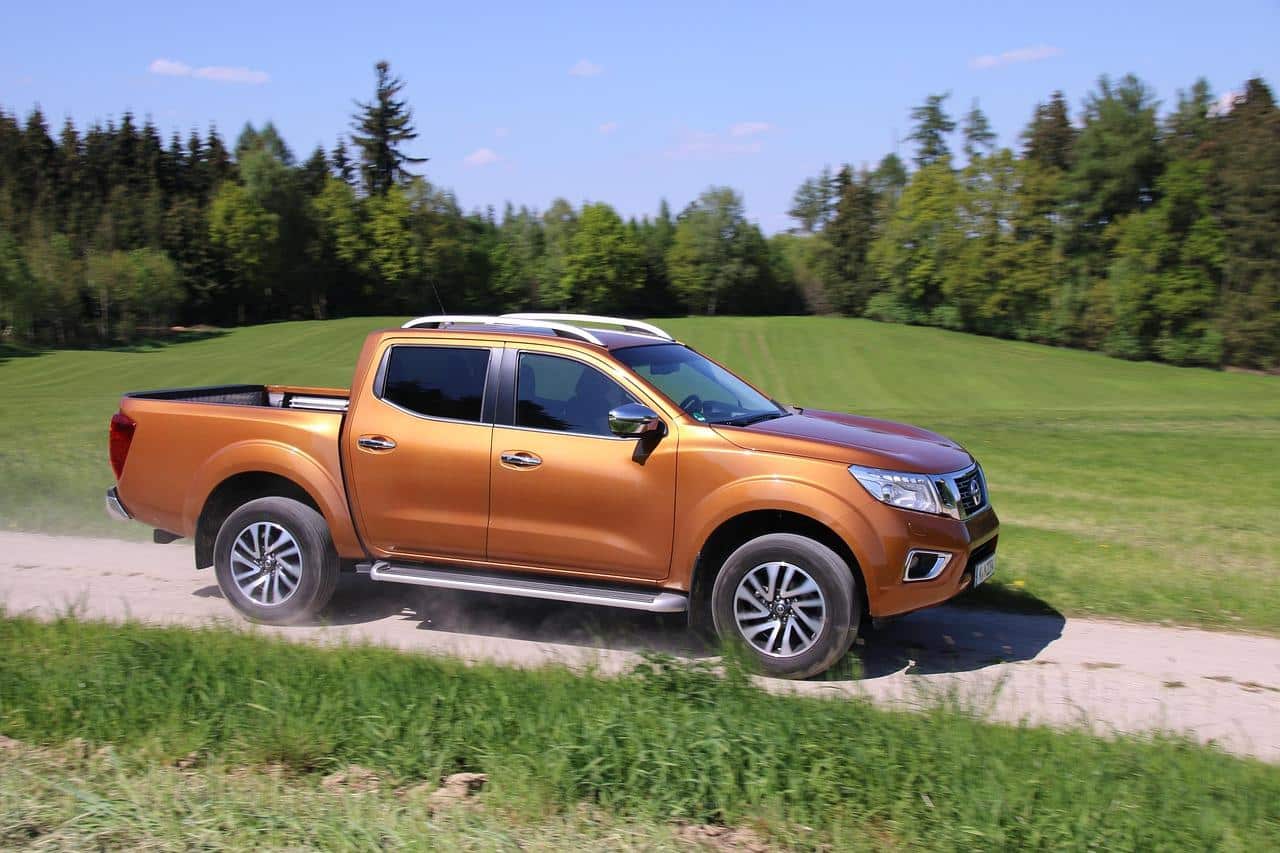 Camioneta Nissan Navara circulando por un camino de tierra, destacando su robustez y capacidad todoterreno.