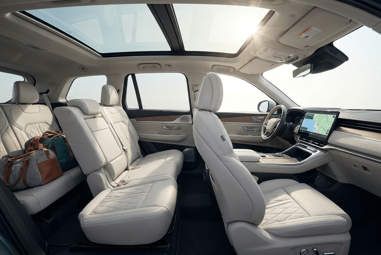 Detalle del interior del Subaru Ascent mostrando la pantalla táctil de 11,6 pulgadas y el acabado premium del salpicadero.