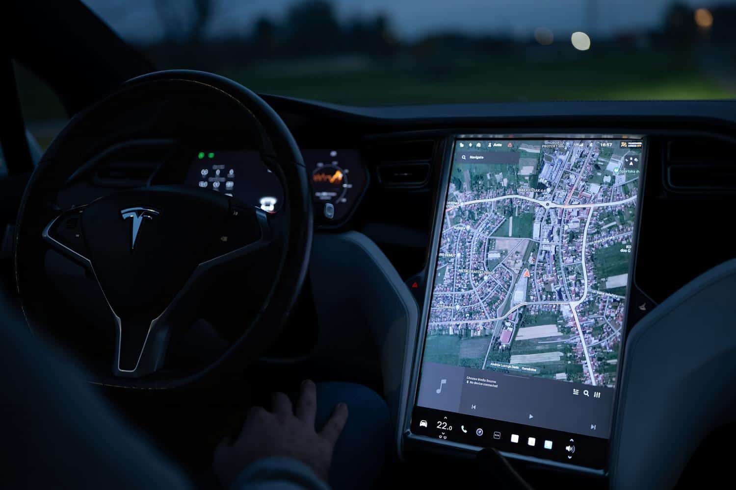 Pantalla táctil avanzada en el interior de un vehículo eléctrico, destacando la limpieza de superficies tecnológicas.