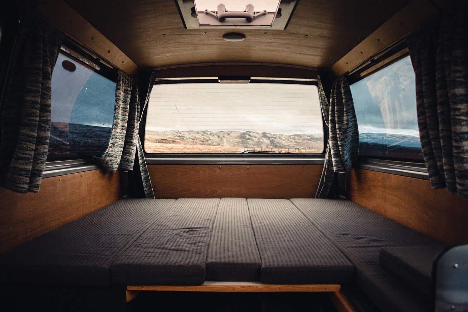 Interior lujoso y espacioso de una furgoneta camper moderna, reflejando la sofisticación y el confort del habitáculo.