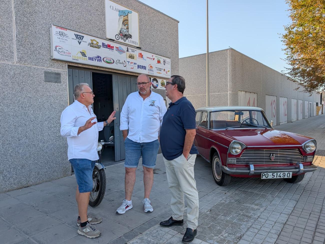 Coches clásicos en una exposición