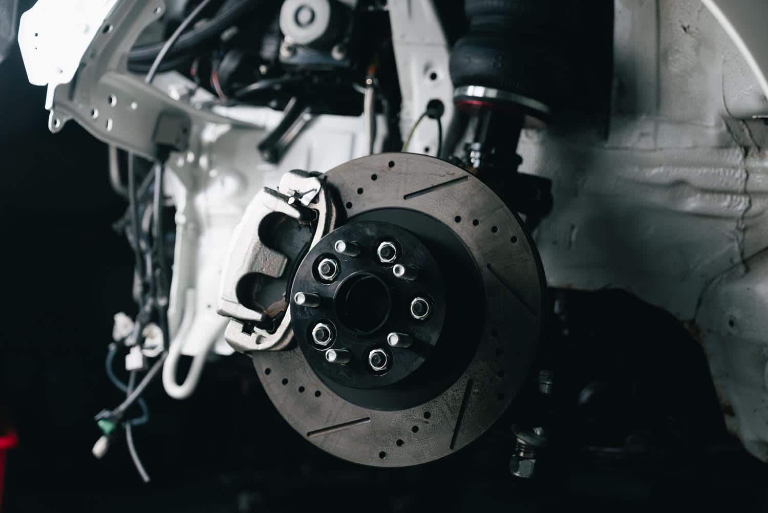 Detalle de un sistema de disco de freno automotriz moderno y limpio.