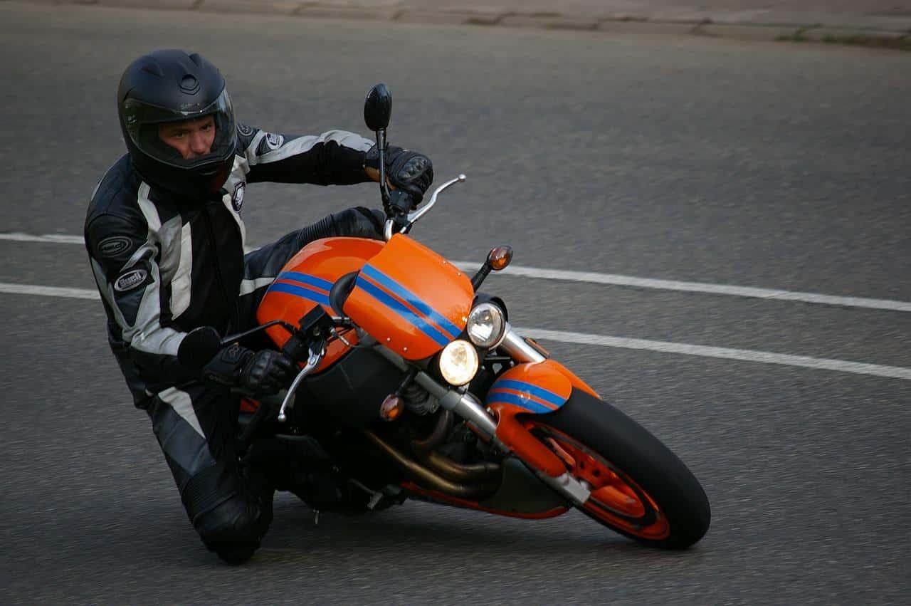 Motocicleta Buell estacionada en un paisaje natural junto al lago Rursee