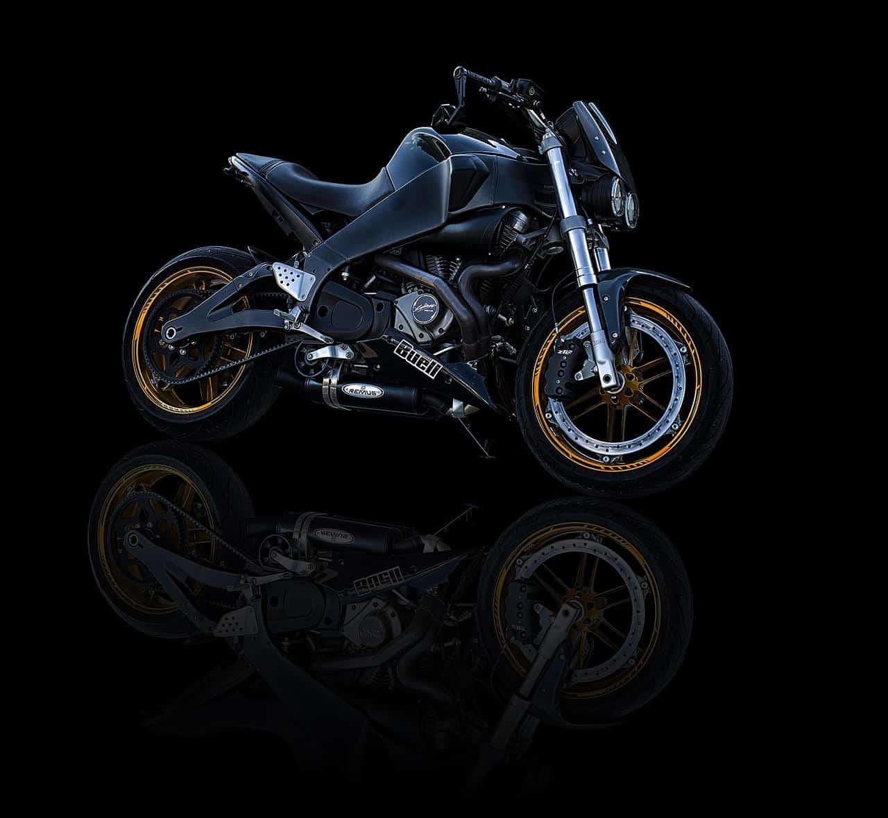 Vista lateral de una motocicleta Buell con estilo café racer