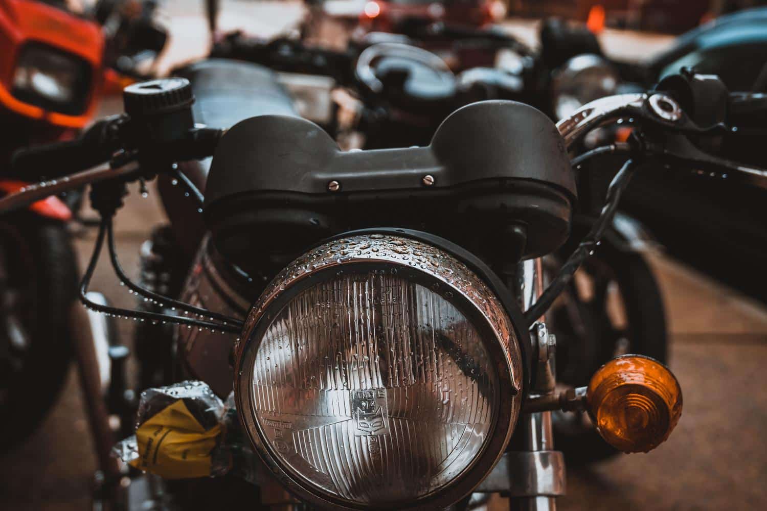 Detalle frontal de una moto naked moderna en una calle urbana.