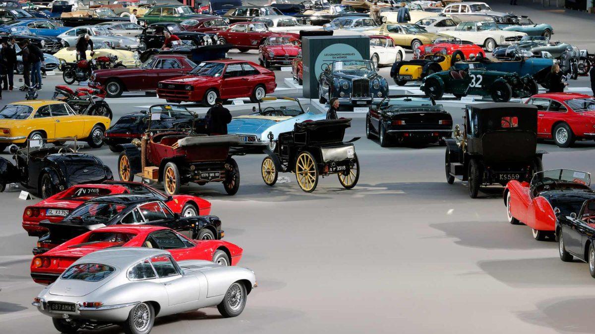 Coches clásicos en una concentración