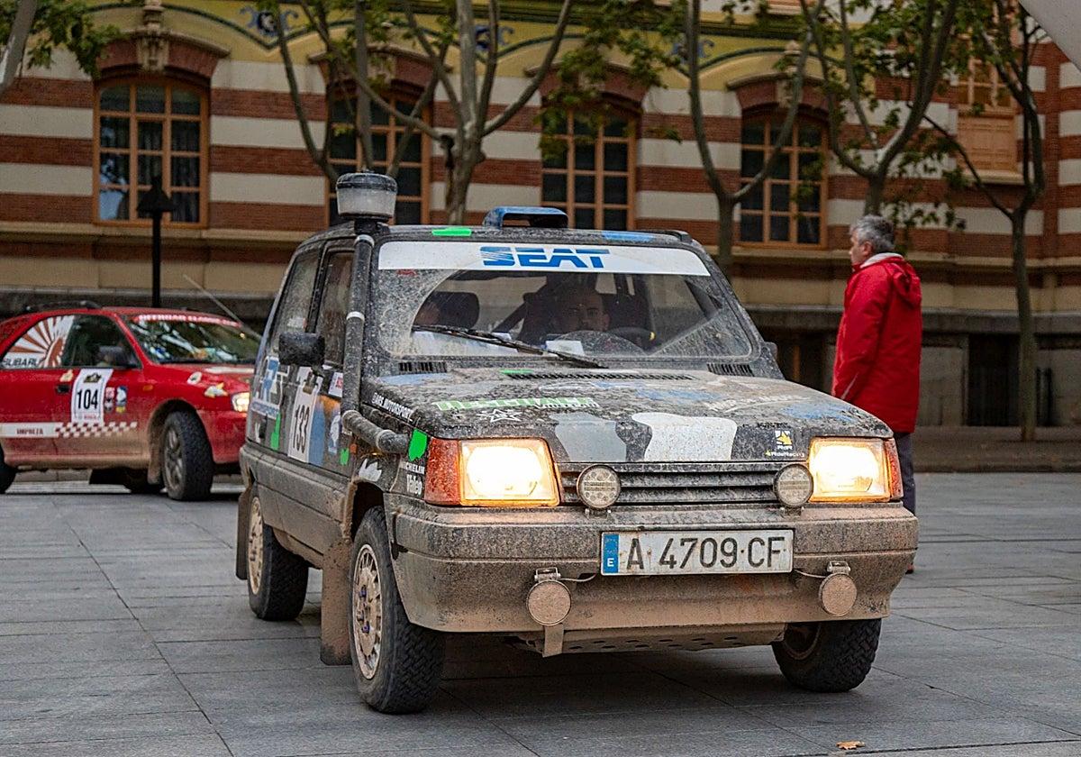 Coches clásicos en una prueba de regularidad