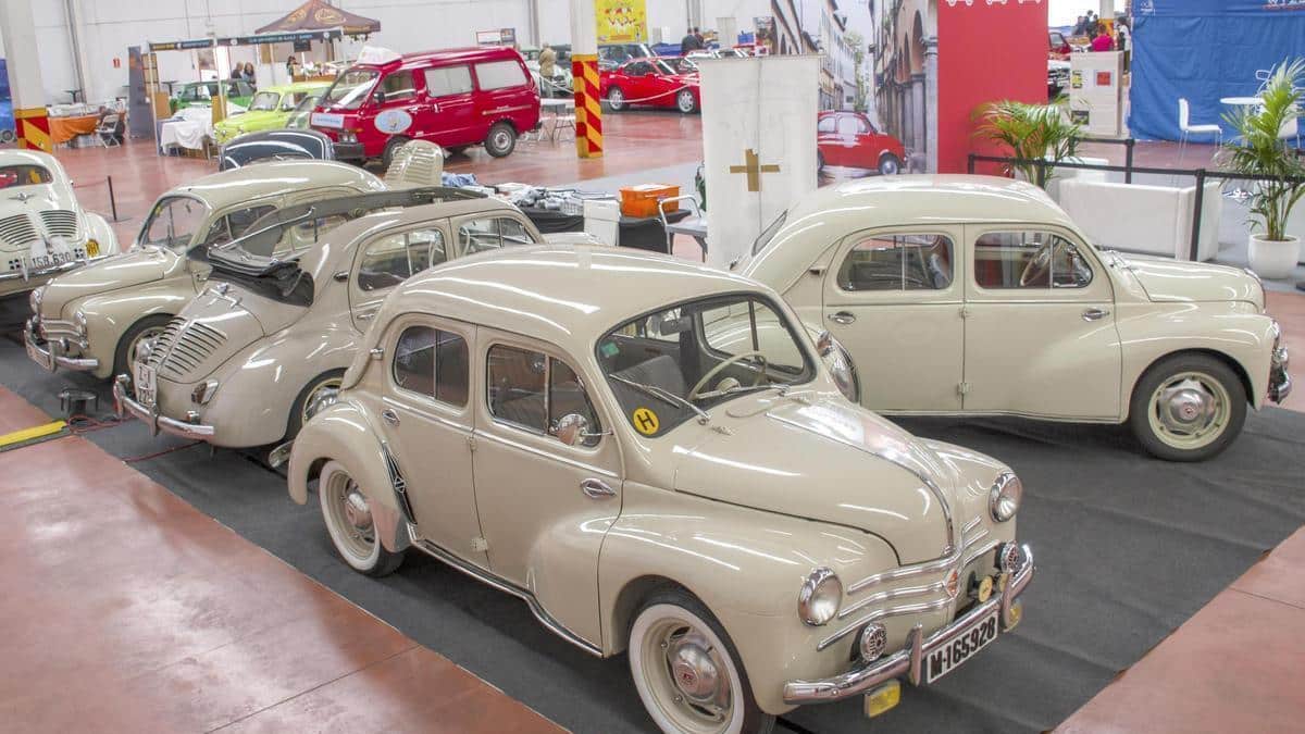 Coches históricos en una concentración de clásicos