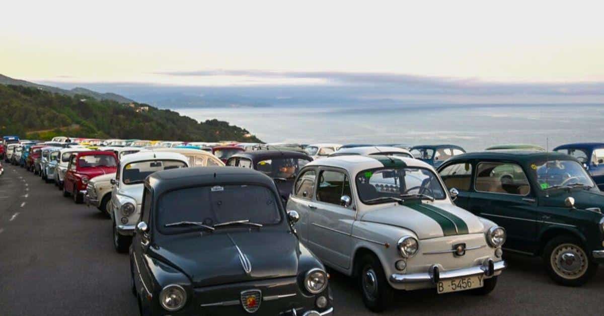 Coches clásicos en un evento
