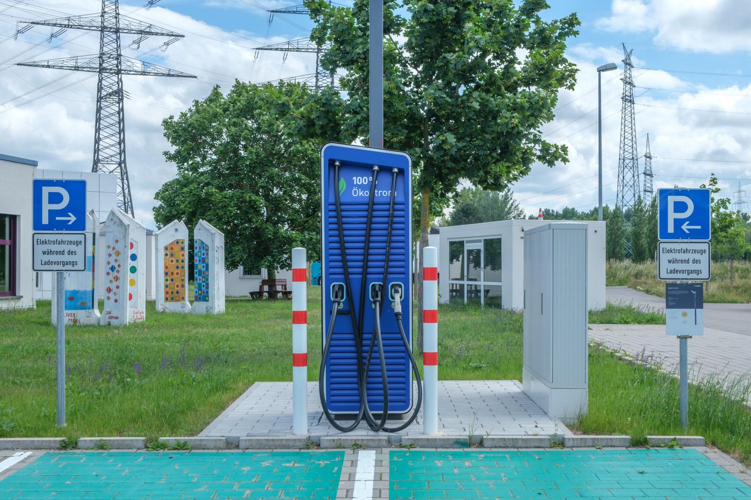Estación de carga pública para vehículos eléctricos con diseño ecológico, ideal para ilustrar la autonomía y carga del modelo eléctrico.