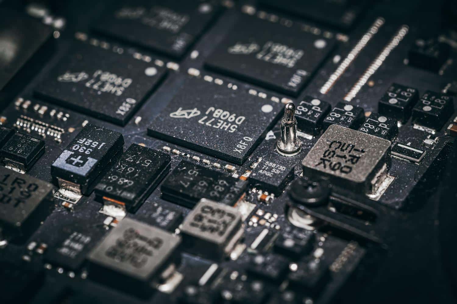 Primer plano de microchips en una placa de circuito, ilustrando el material TECAPEEK CMF usado en semiconductores