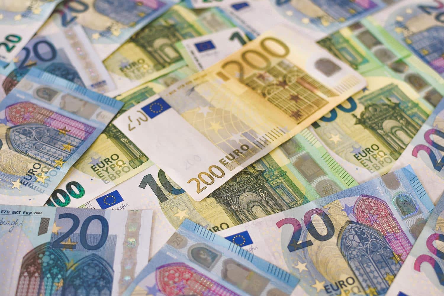 Billetes de euro, representando el Comité CMFB de estadística financiera de la Unión Europea