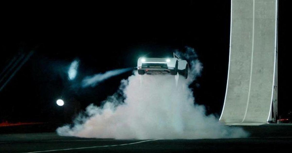 Tesla Roadster volador