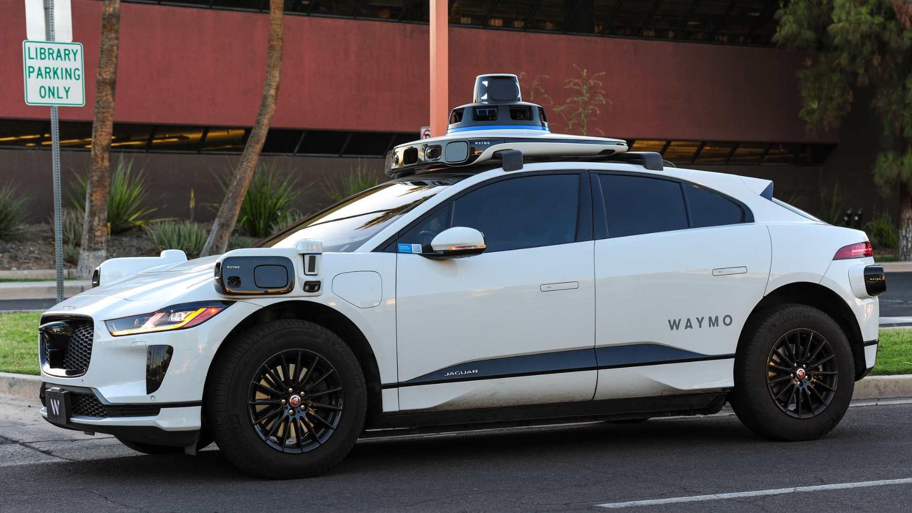 Robotaxi de Waymo durante una prueba en entorno urbano