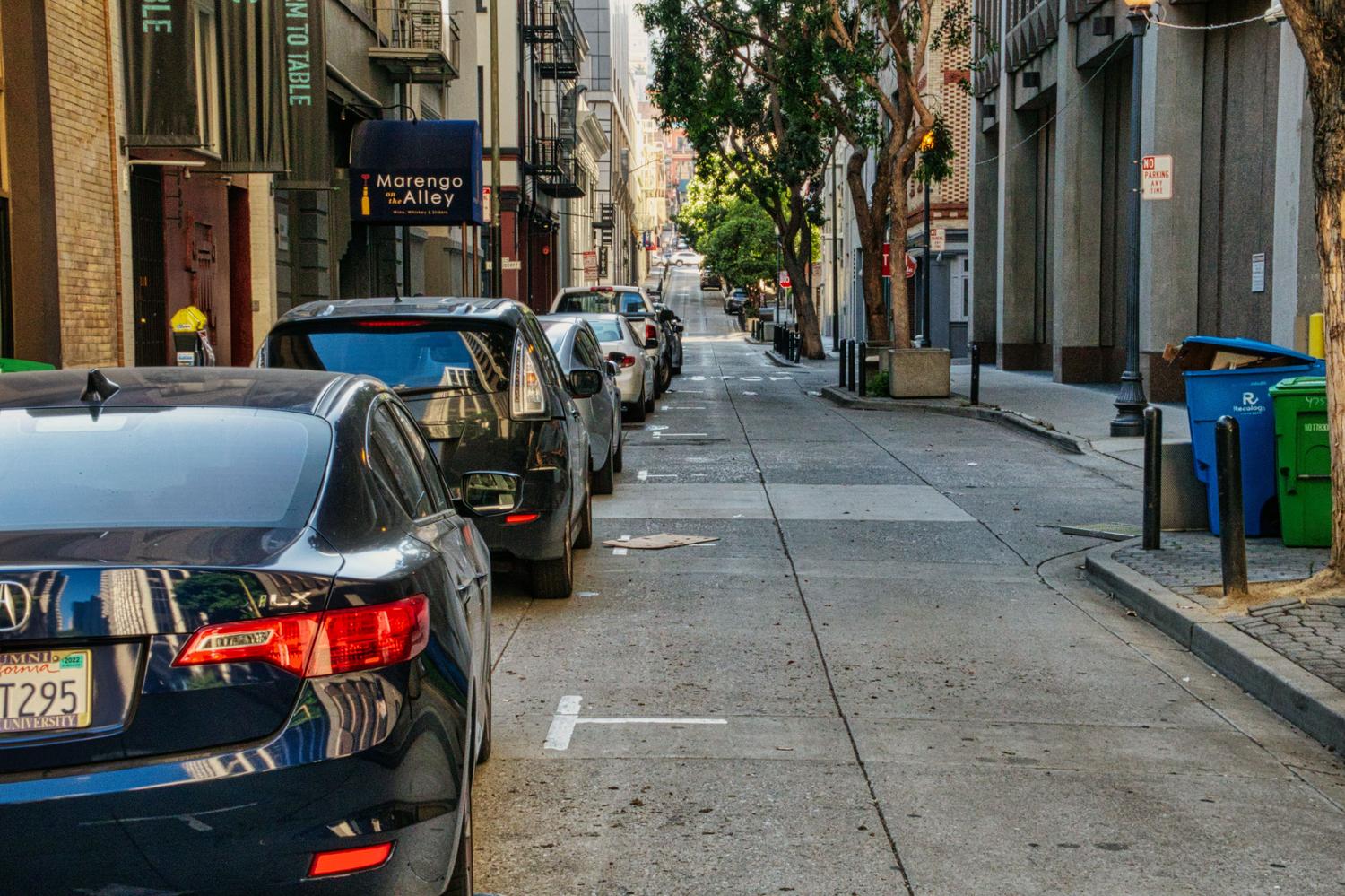 Aparcamiento en paralelo en un callejón estrecho y empinado de San Francisco.