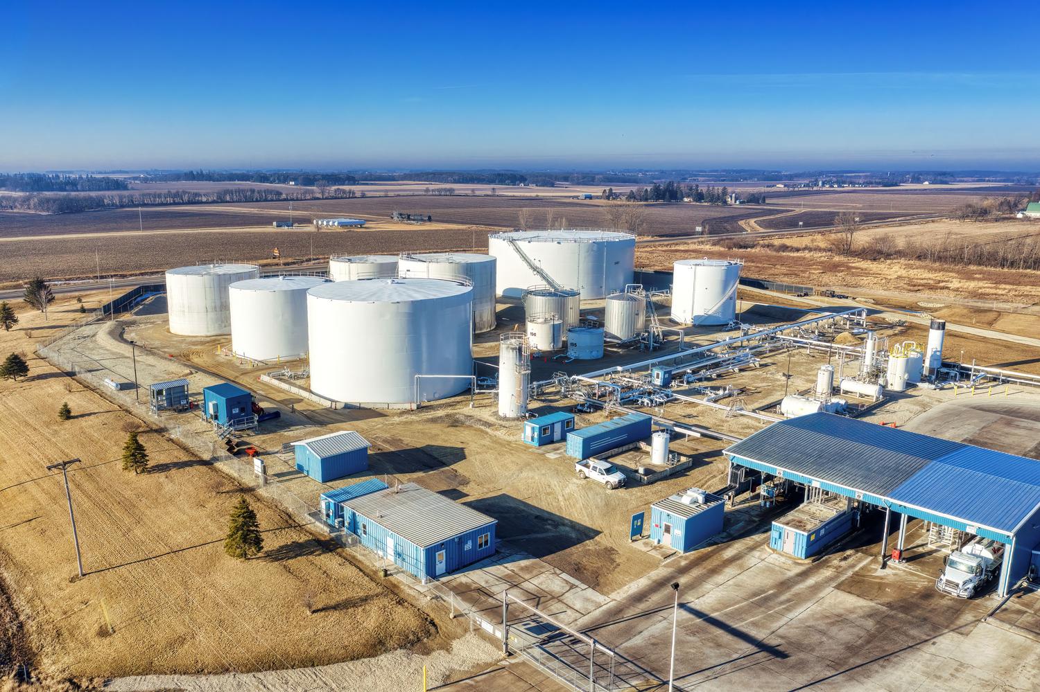 Vista aérea de una planta de fabricación industrial, representando la producción a escala industrial de combustibles sintéticos y renovables.
