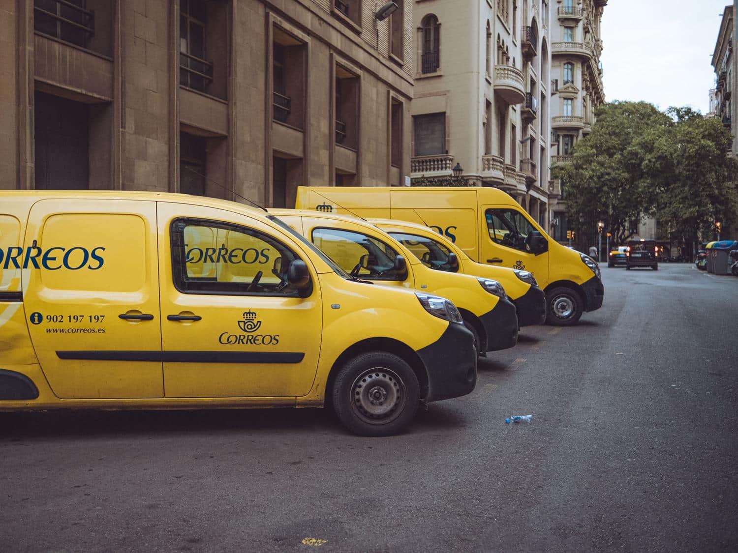 Flota de furgonetas ligeras de reparto urbano en una calle de Barcelona, ideales para la logística de última milla