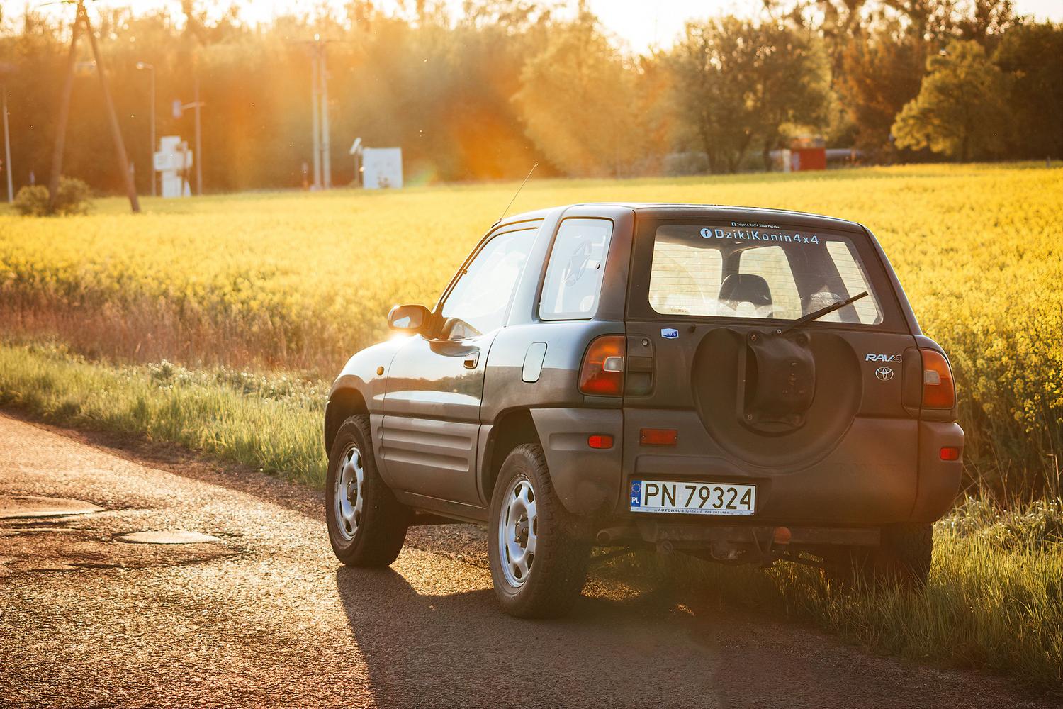 Toyota RAV4 clásico de tres puertas en un camino rural, ilustrando la evolución histórica y el espíritu aventurero del modelo.