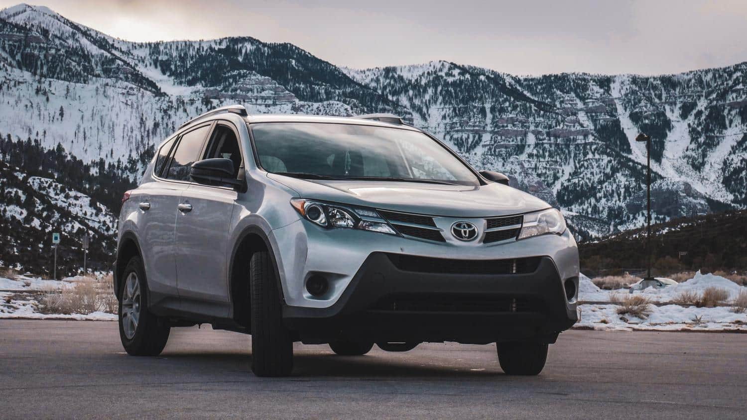 Toyota RAV4 de cuarta generación frente a un paisaje de montañas nevadas, subrayando su robustez y aptitud para climas extremos.