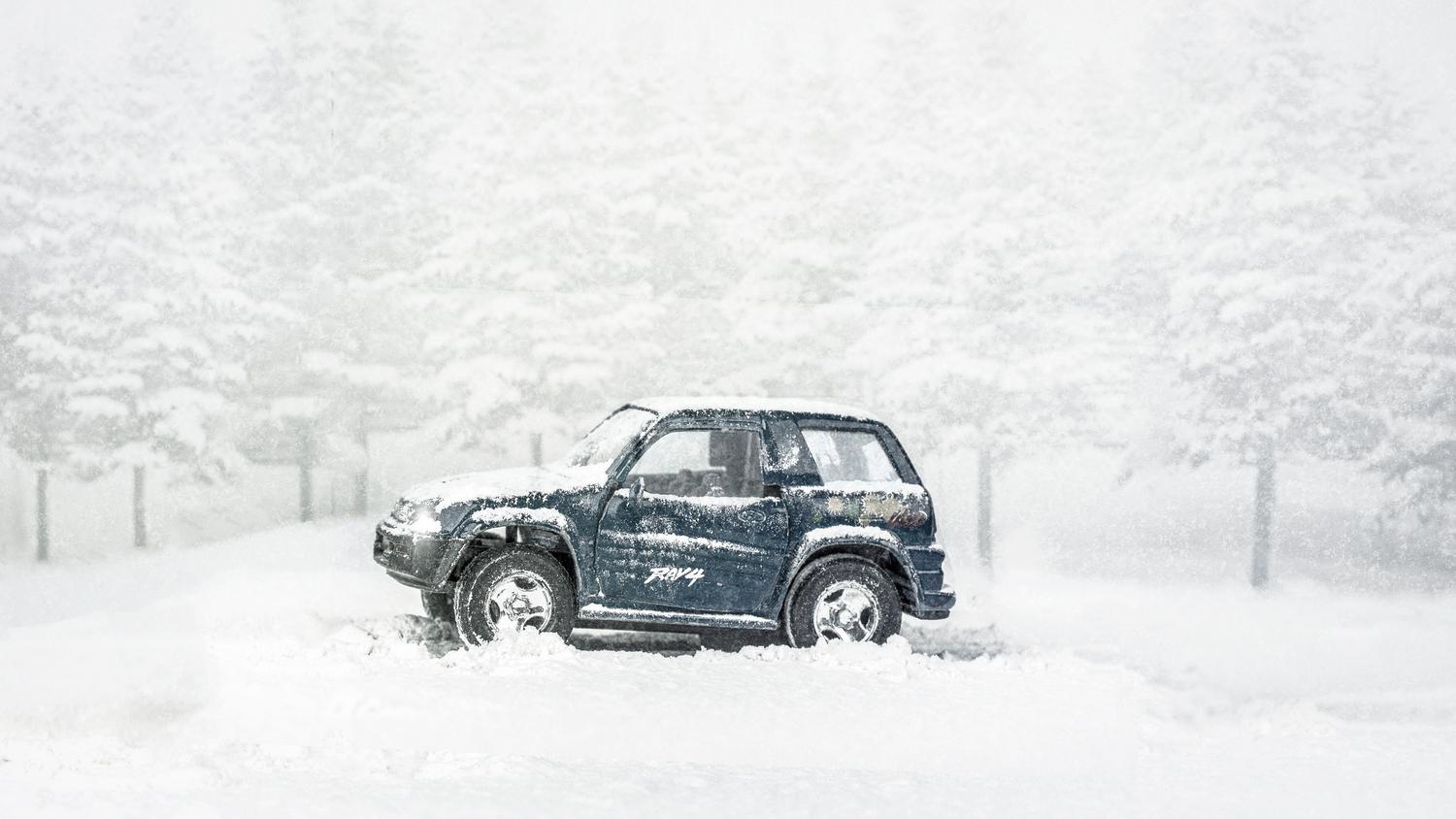 Toyota RAV4 de primera generación transitando por un paisaje invernal nevado, destacando su versatilidad y capacidad off-road.
